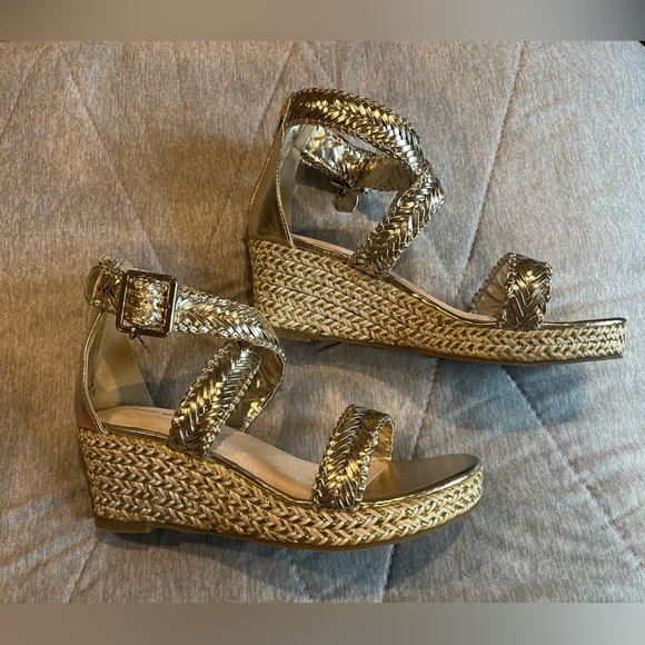 Perfect Stuart Weitzman Gold wedge heels - Picture 2 of 5